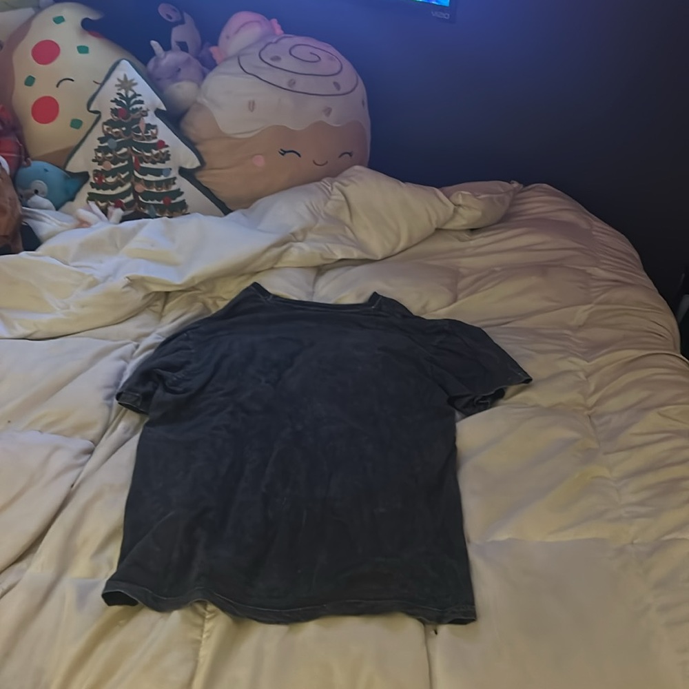 Dark gray skull t shirt used in great condition - Picture 2 of 2